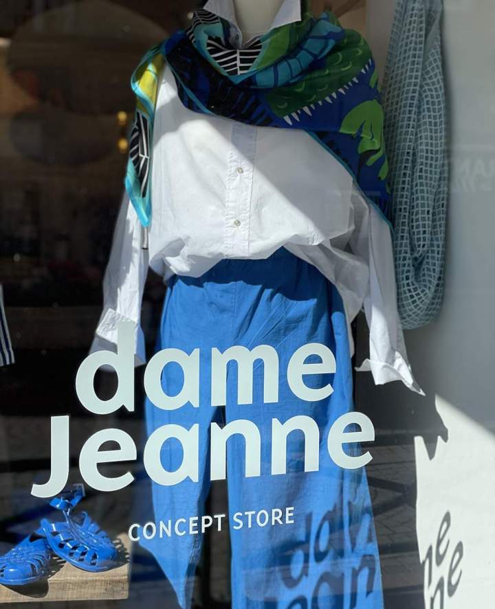 Prêt-à-porter féminin : élégance et tendances actuelles.